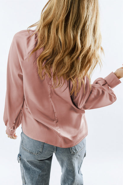 Roze satijnen blouse met hoge hals en pofmouwen