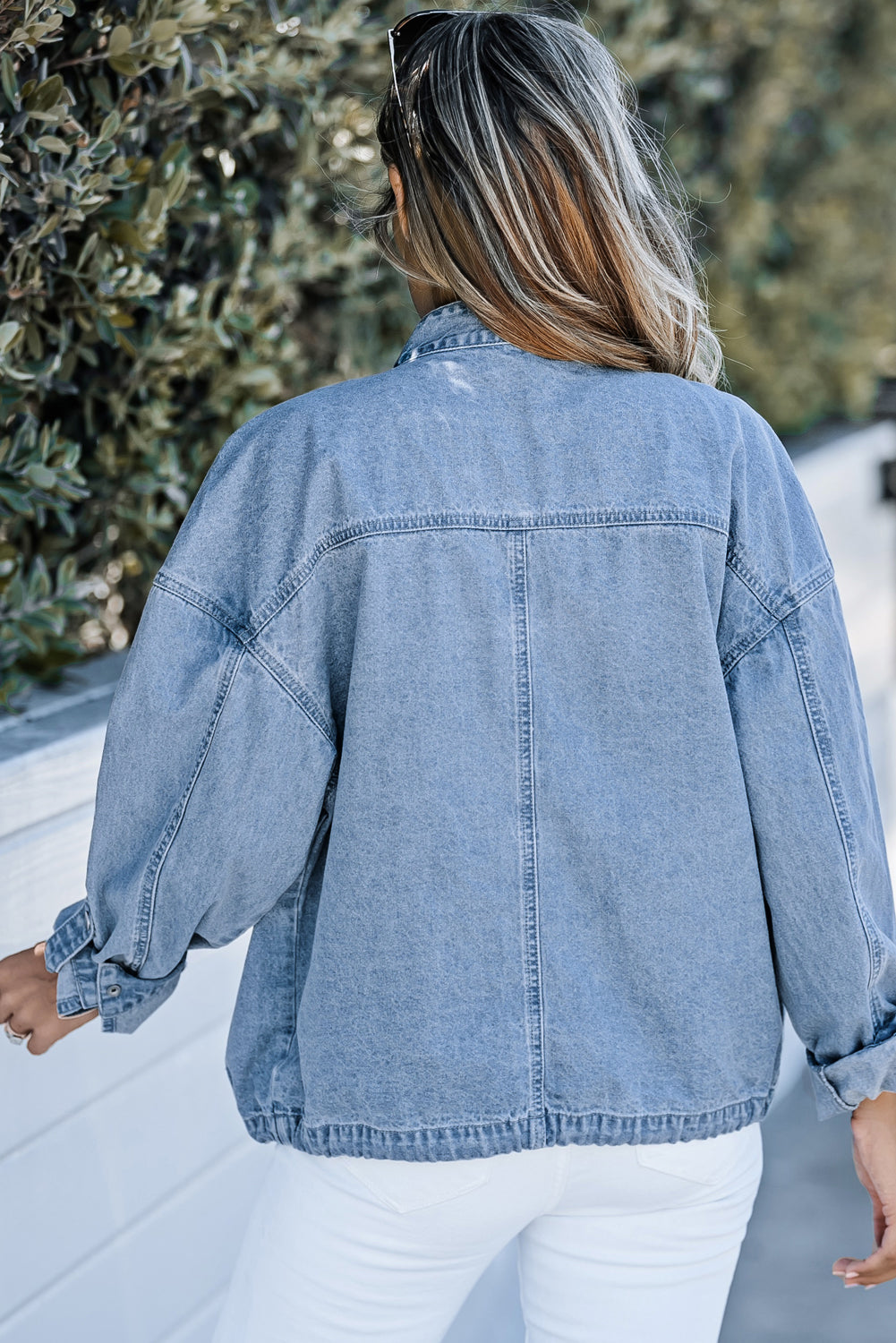 Hemelsblauw denim jack met oprolbare tabmouw en knoopsluiting met zak