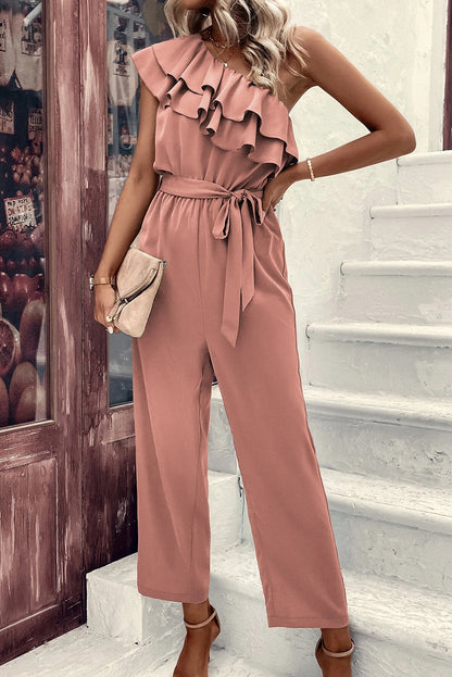 Stoffig roze jumpsuit met één schouder en ruches en riem