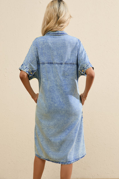 Lichtblauwe chambray-jurk met losse medium wassing en korte mouwen