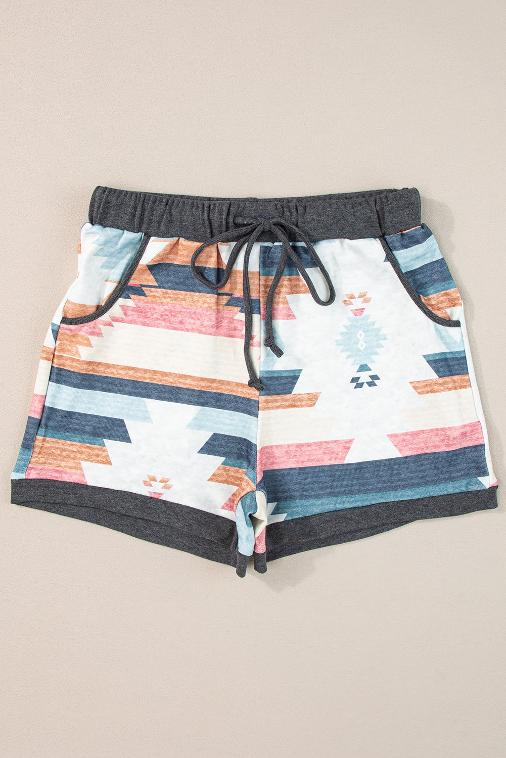 Witte casual short met trekkoord in de taille en Azteekse print