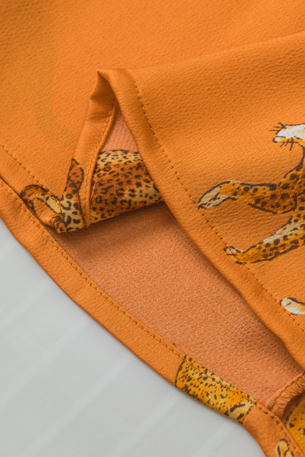 Oranje blouse met cheetah-print en gegolfde mouwen