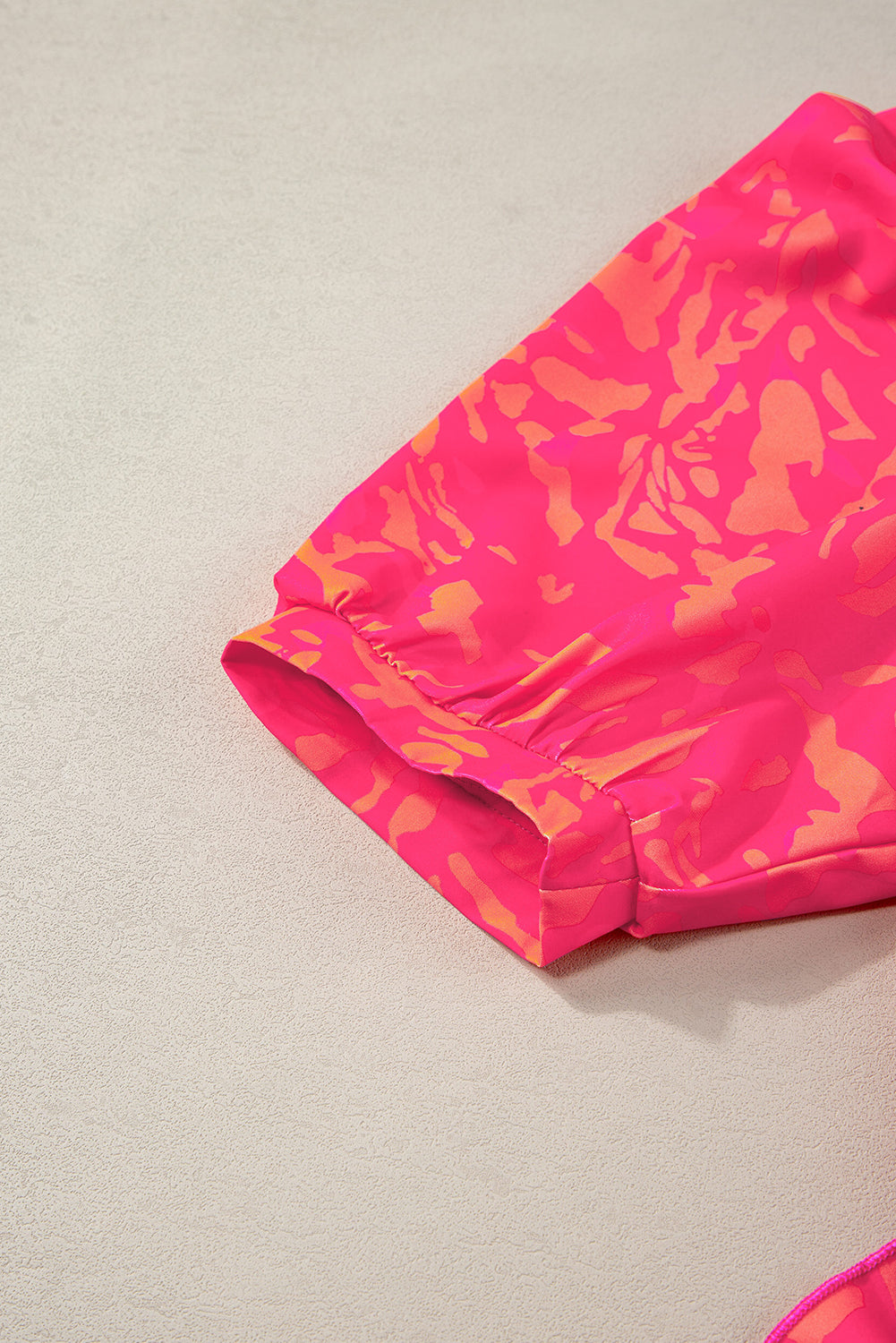 Rose abstracte print pof mini-jurk met korte mouwen en ruches