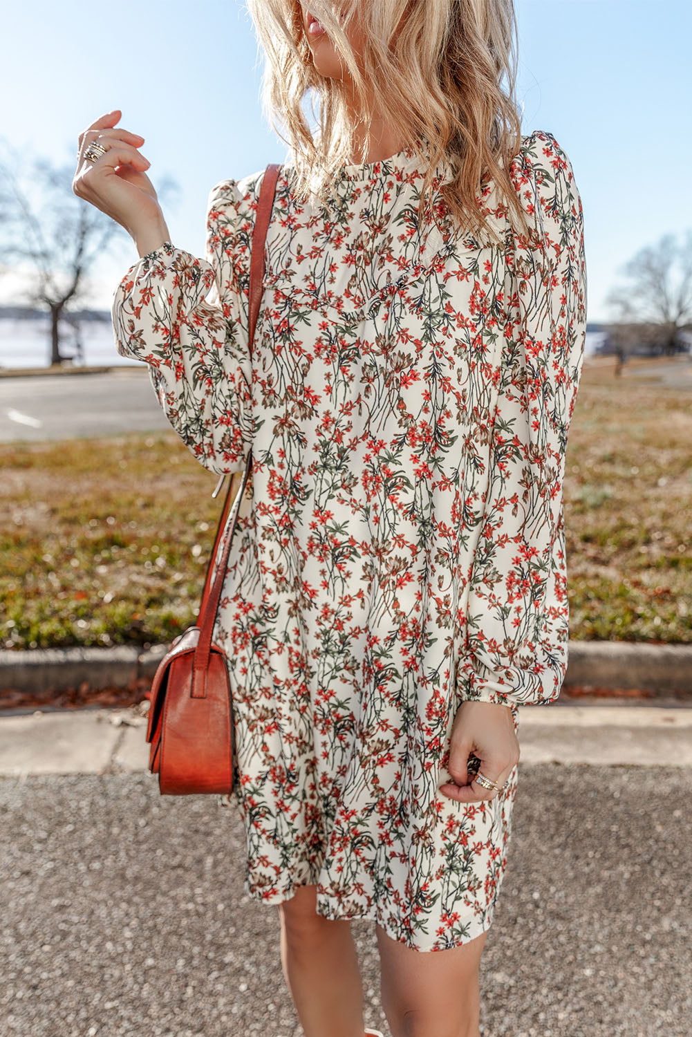 Witte bloemenprint mini-jurk met lange mouwen