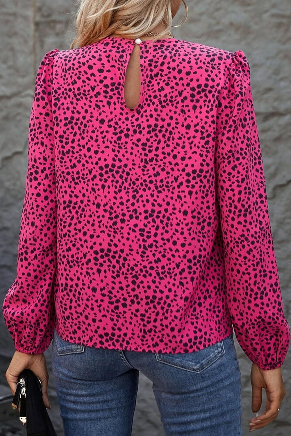 Geplooide blouse met roze luipaardprint en sleutelgat