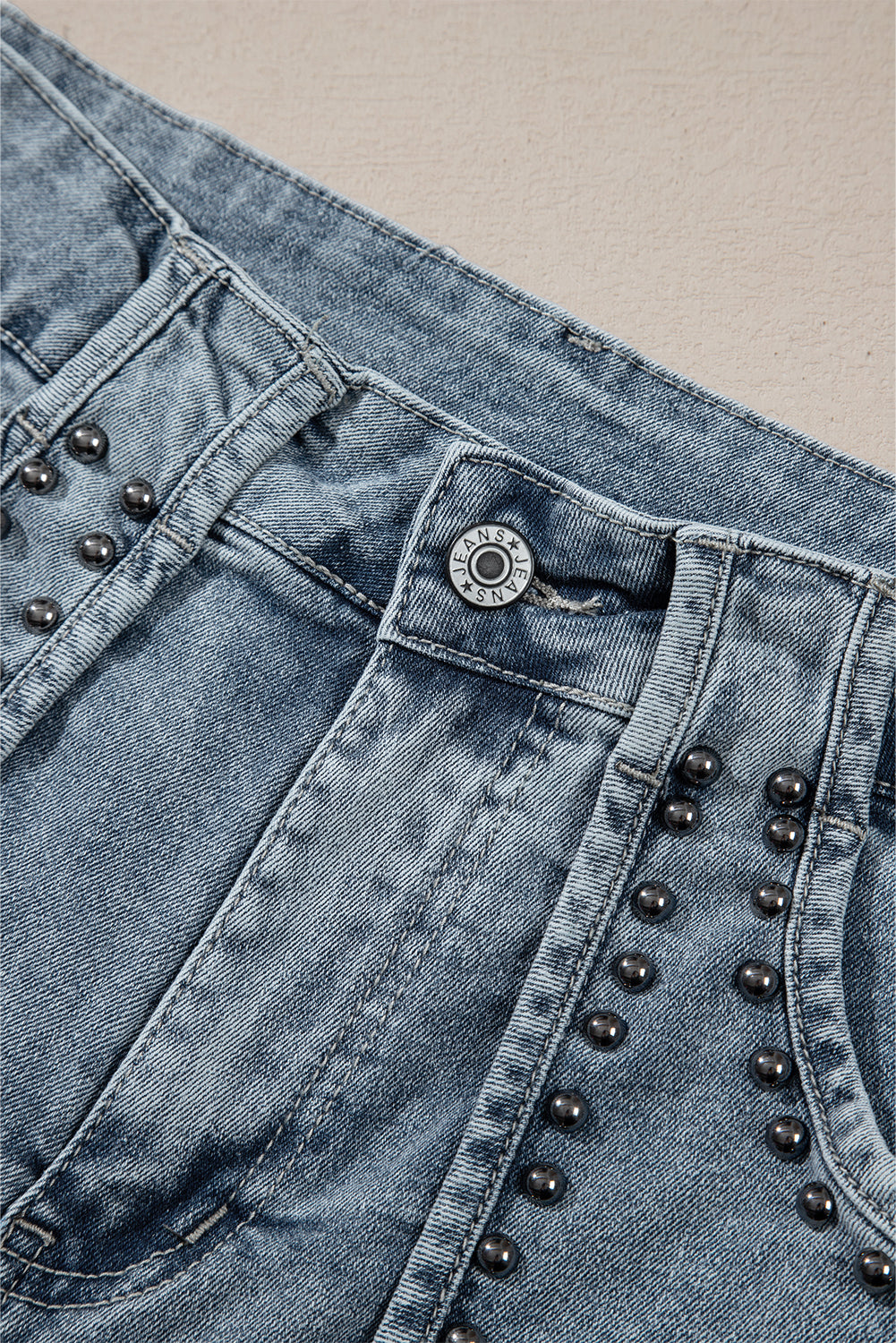 Schemerblauwe jeansshort met studs in zure wassing