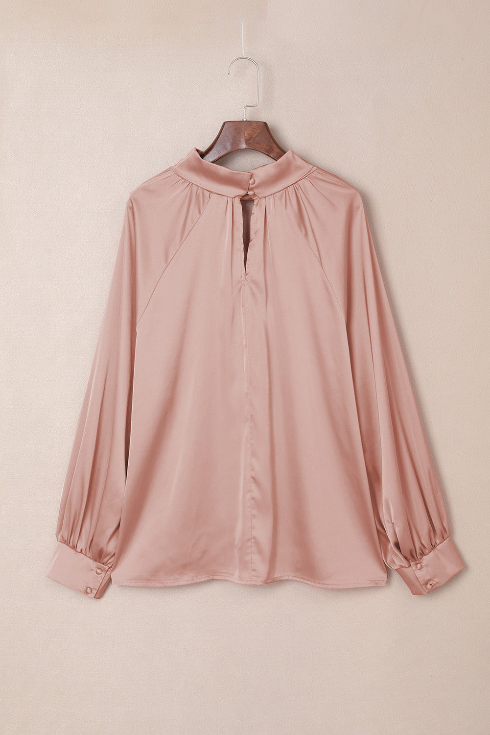 Roze satijnen blouse met hoge hals en pofmouwen