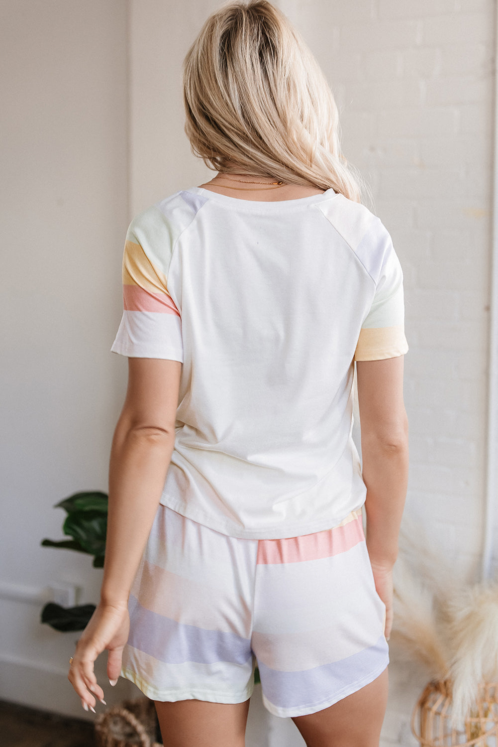 Witte regenboog gestreepte t -shirt en shorts set