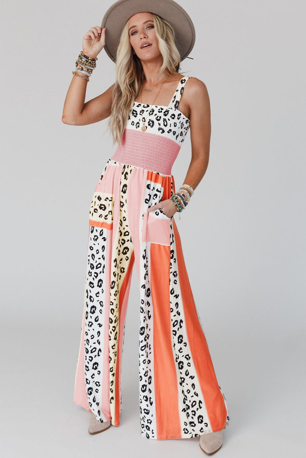 Roze jumpsuit met zakken en print in luipaardkleurenblokken