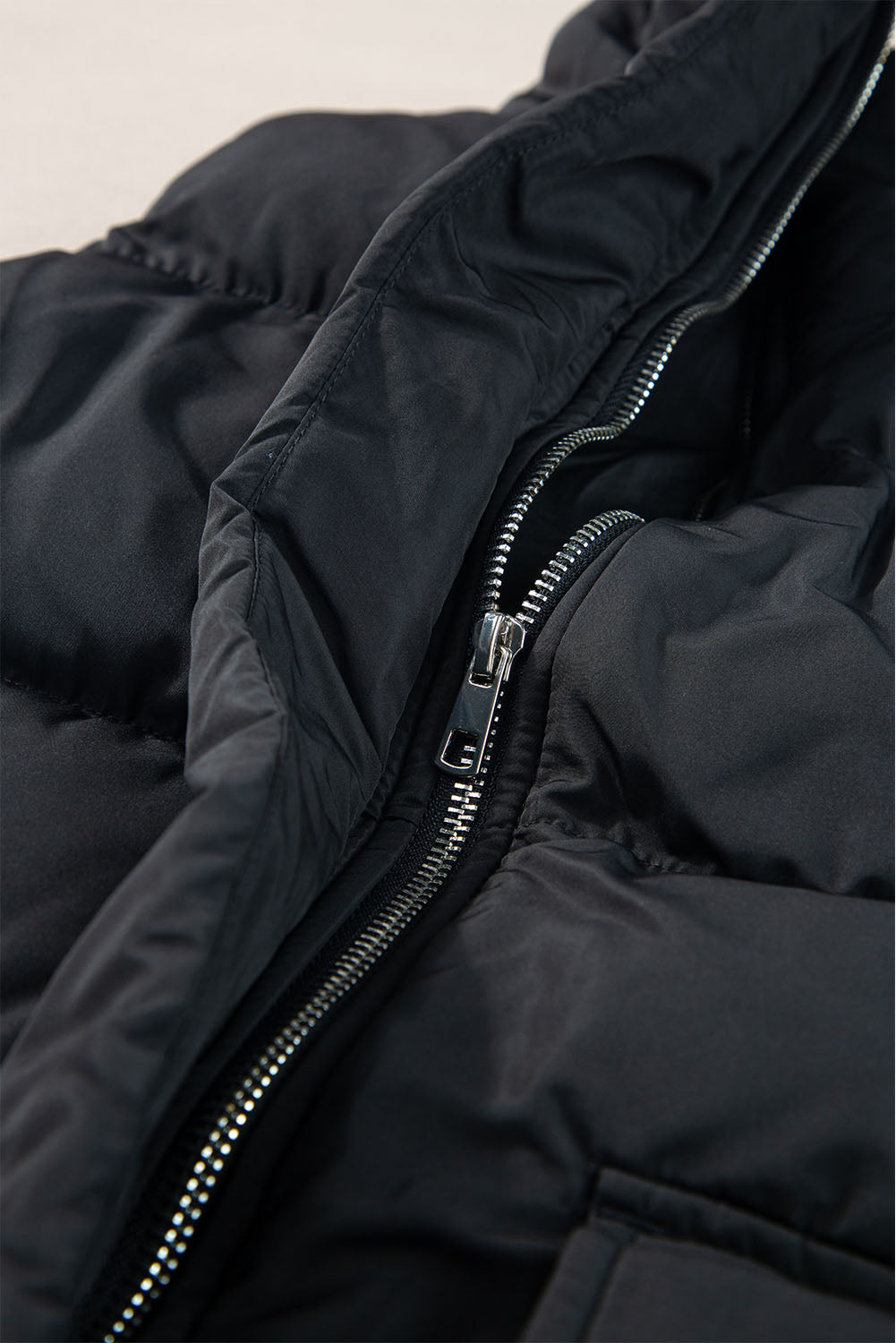 Zwarte winddichte longline Volledige zipper -puffervest met zakken