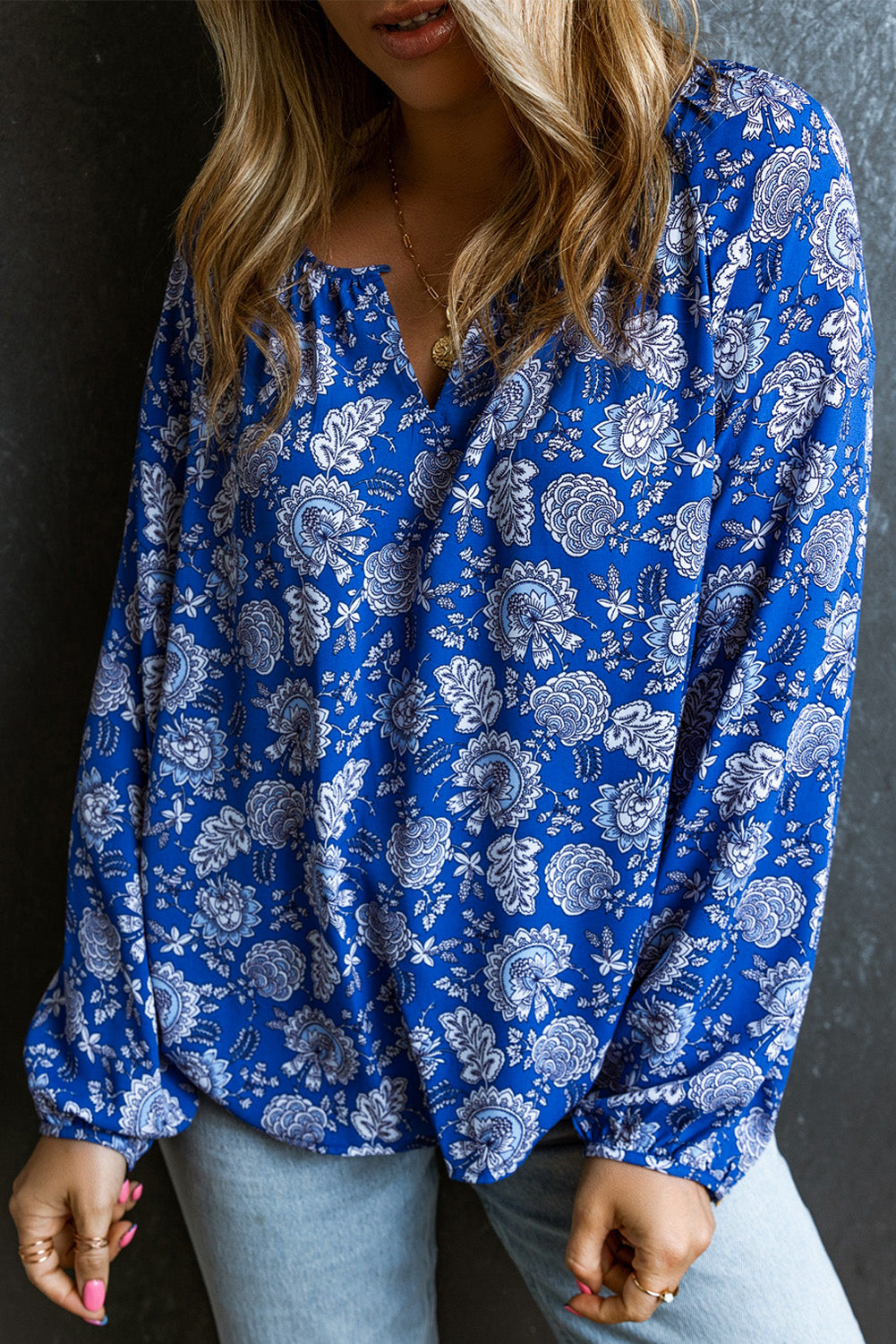 Blauwe blouse met ingekerfde V-hals en lange mouwen met bloemen