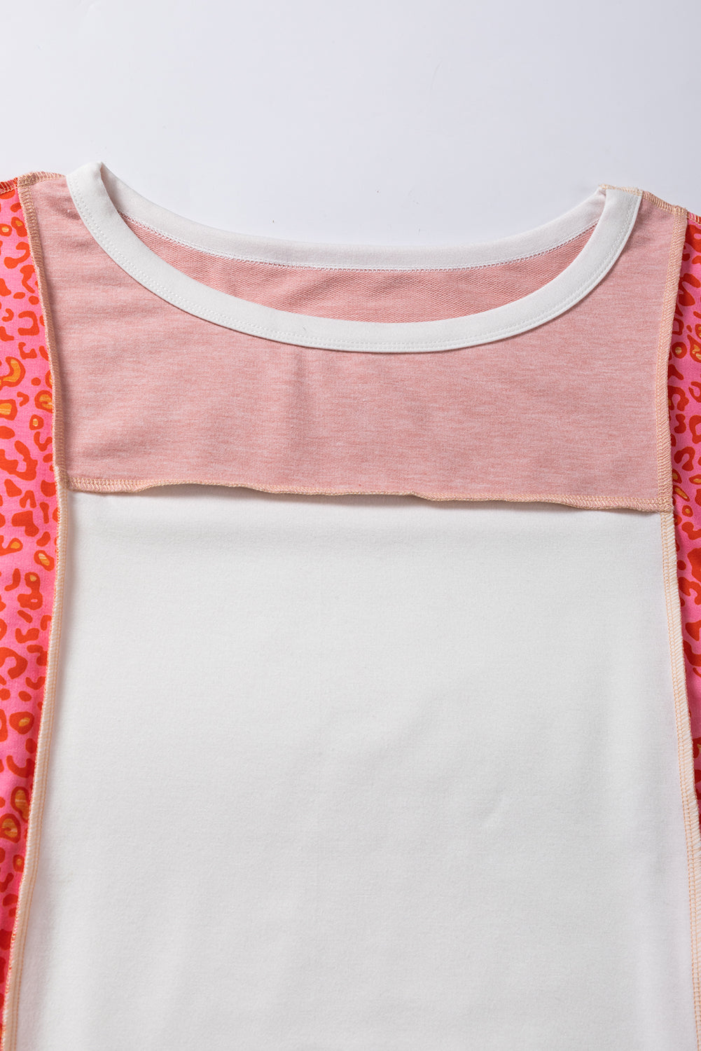 Perzikbloesem luipaard colorblock top met patchwork en zichtbare naden