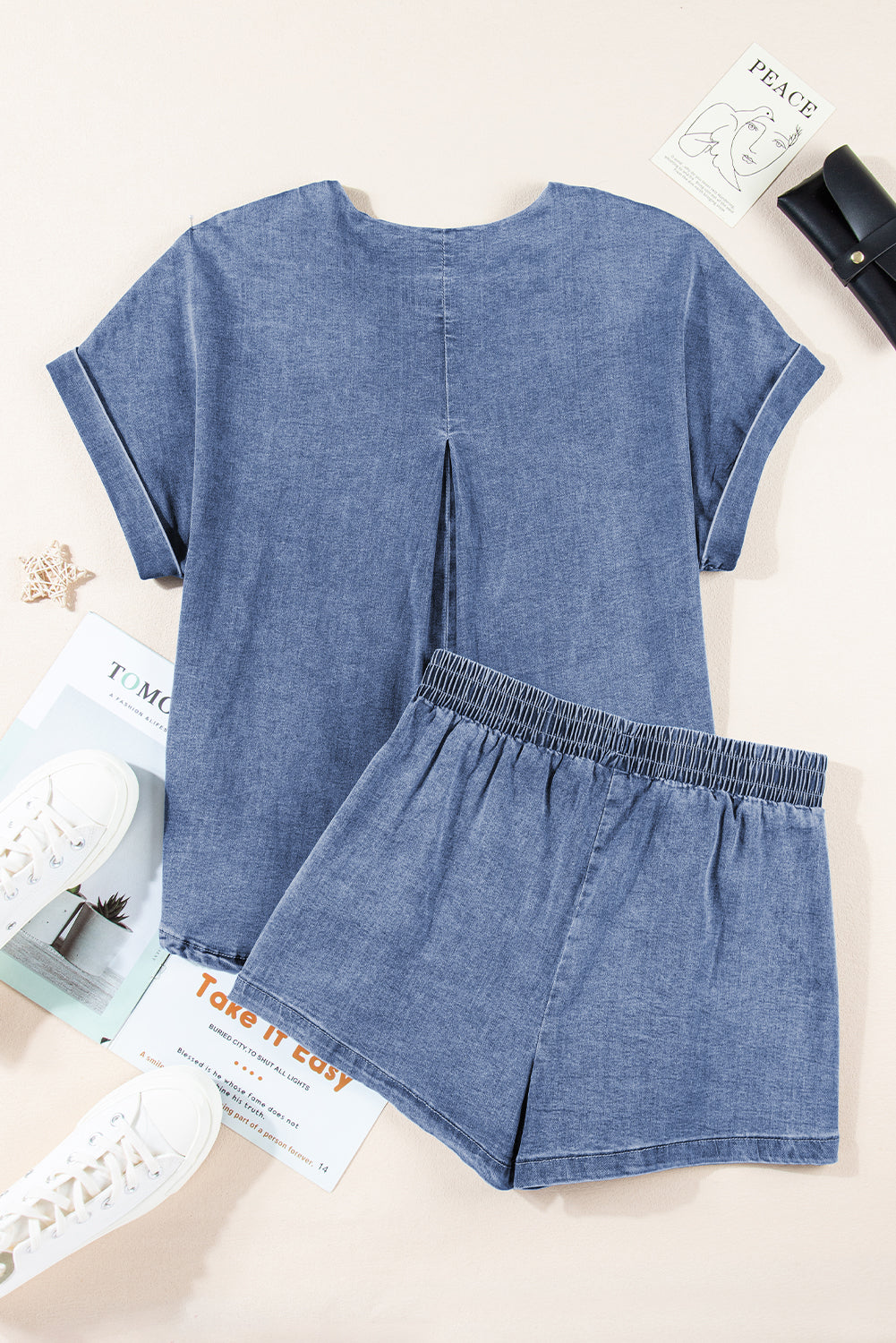 Lichtblauwe denim T-shirt met omslagmouwen, elastische shorts