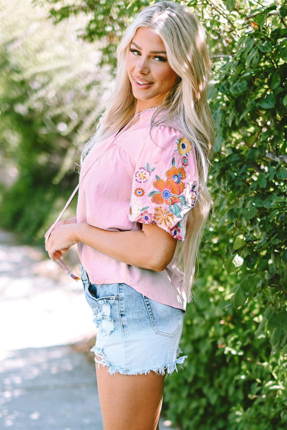 Roze bloemen geborduurde blouse met split aan de hals en pofmouwen