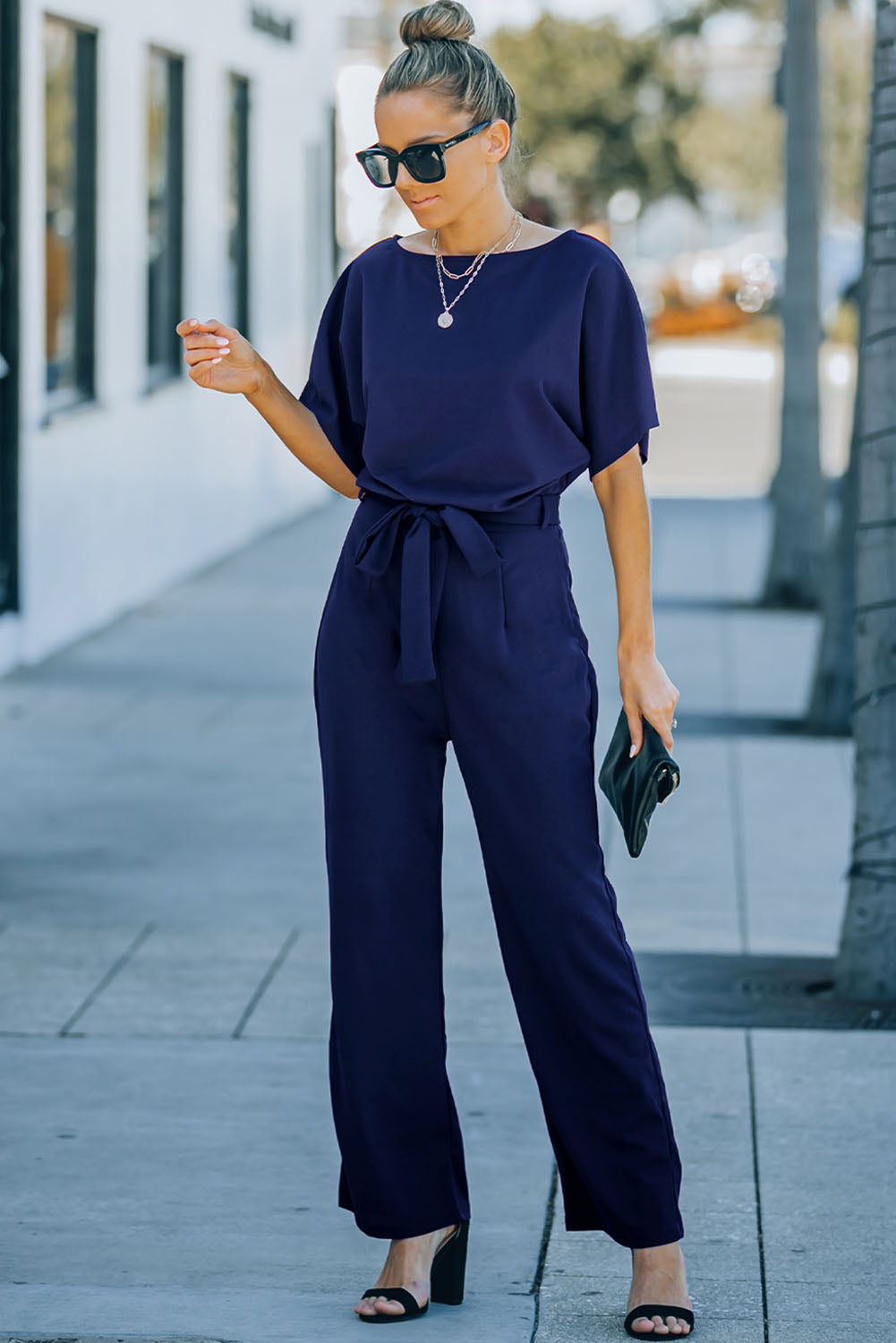 Blauwe jumpsuit met wijde pijpen en riem