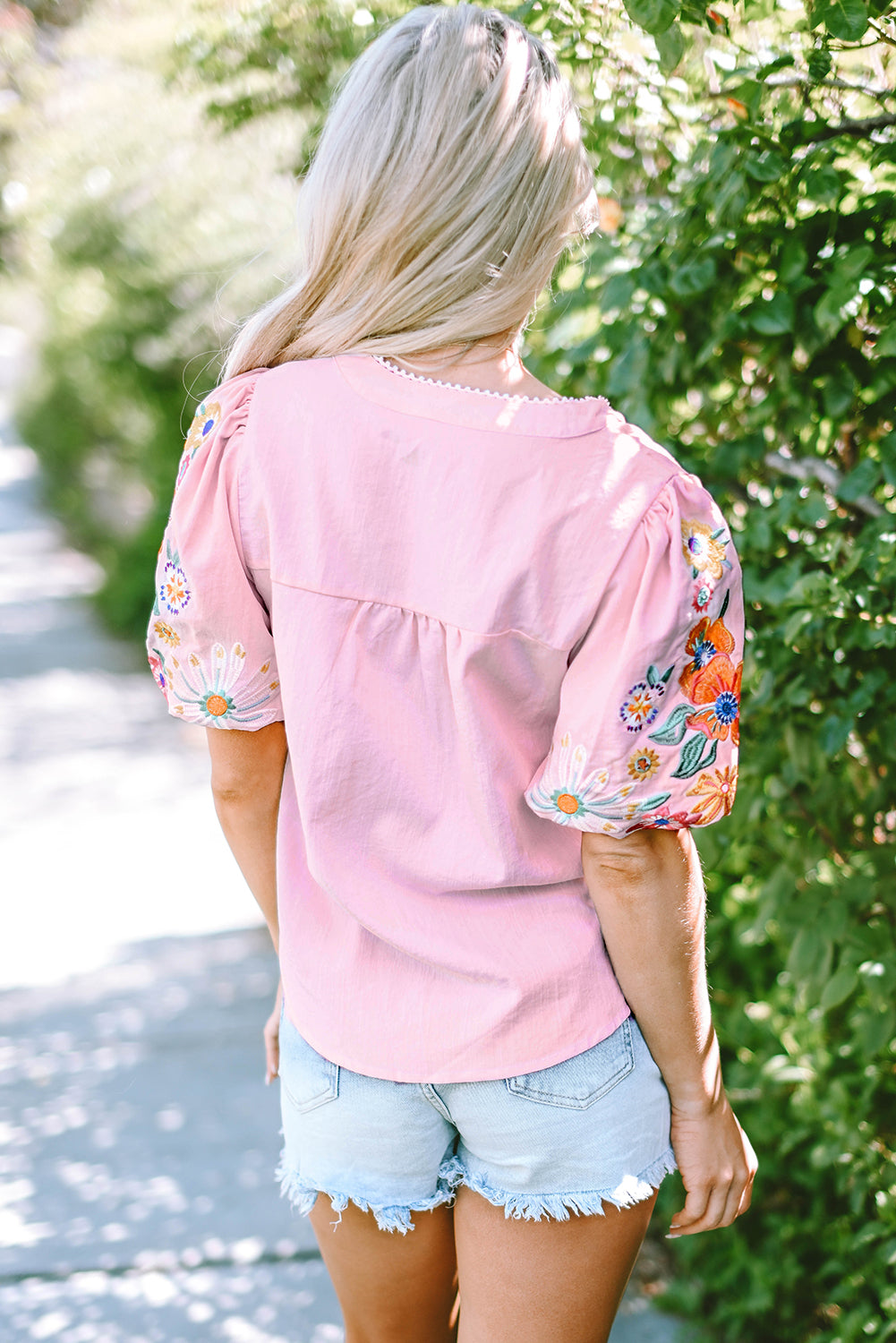 Roze bloemen geborduurde blouse met split aan de hals en pofmouwen