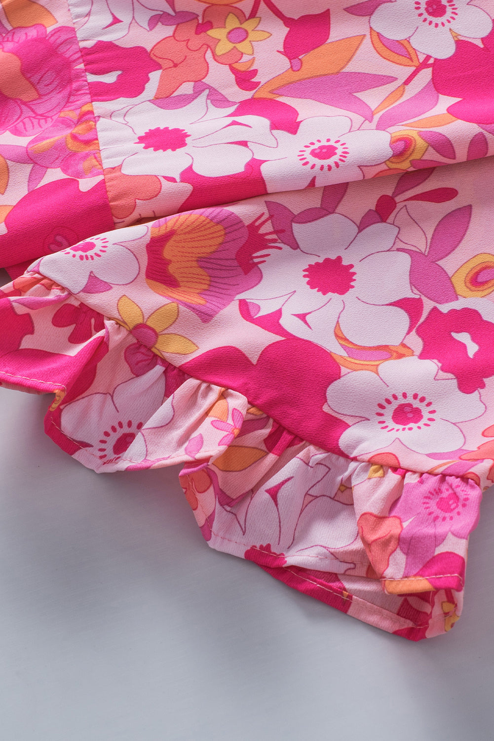 Roze bloemenprint gegolfde babydollblouse met halve mouwen en grote maten