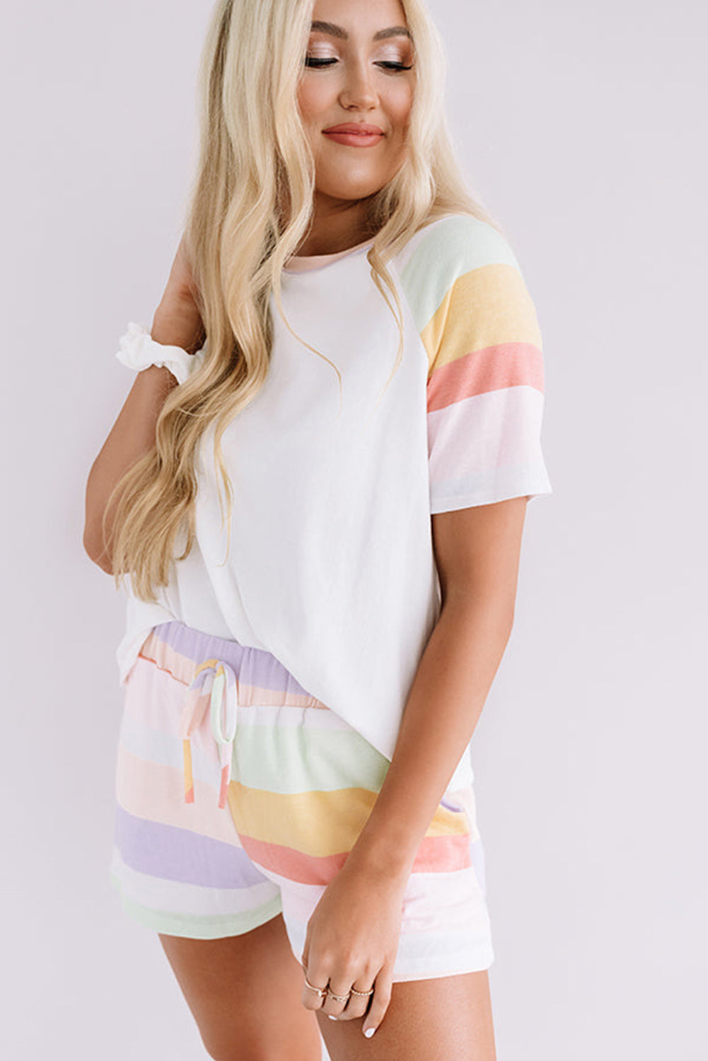 Witte regenboog gestreepte t -shirt en shorts set