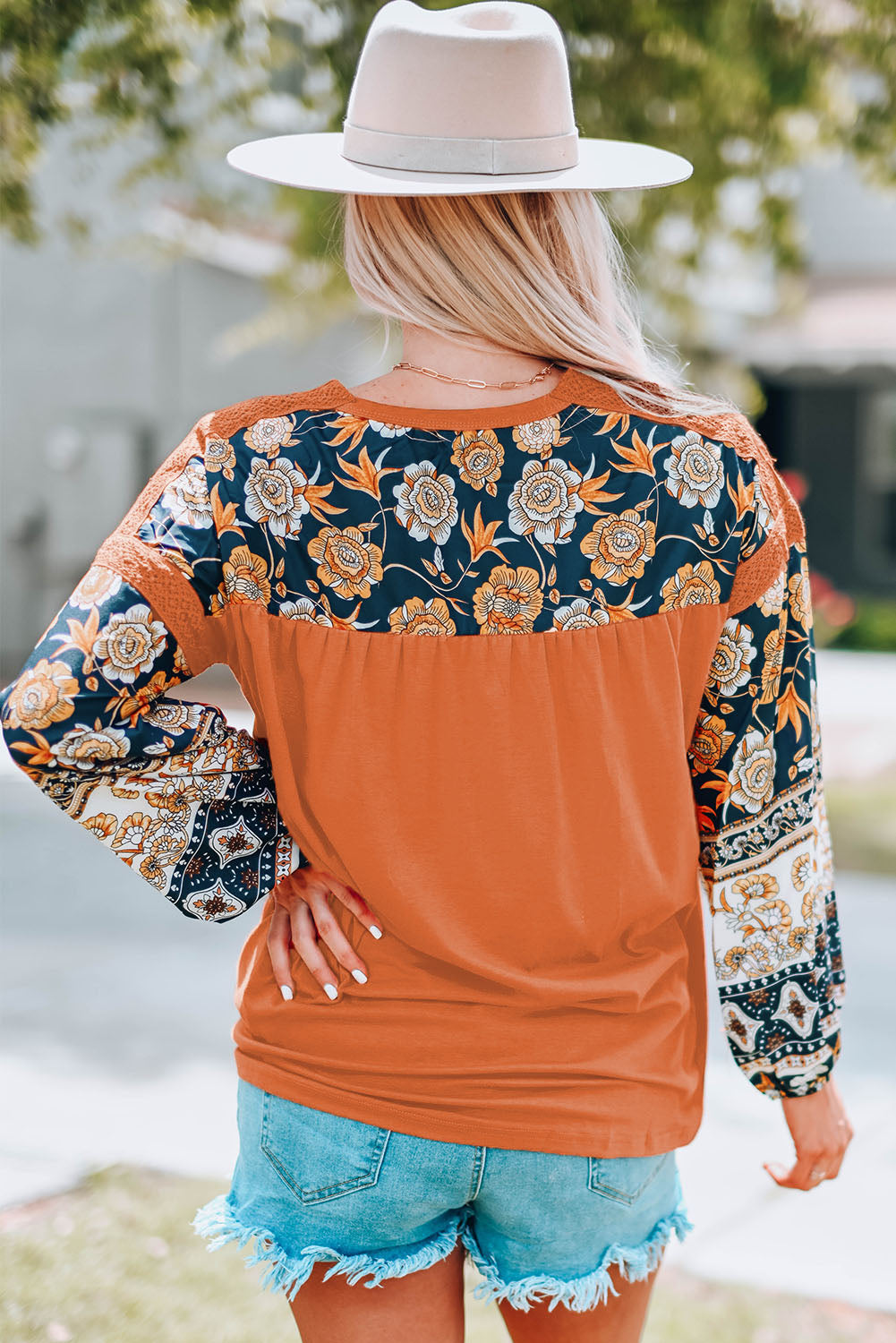 Bruine top met ballonmouwen, boho-bloemenprint en kanten details