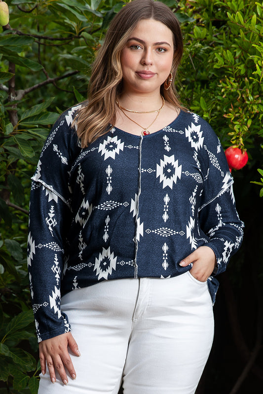 Grijze plus-size top met zichtbare naden en Azteekse print