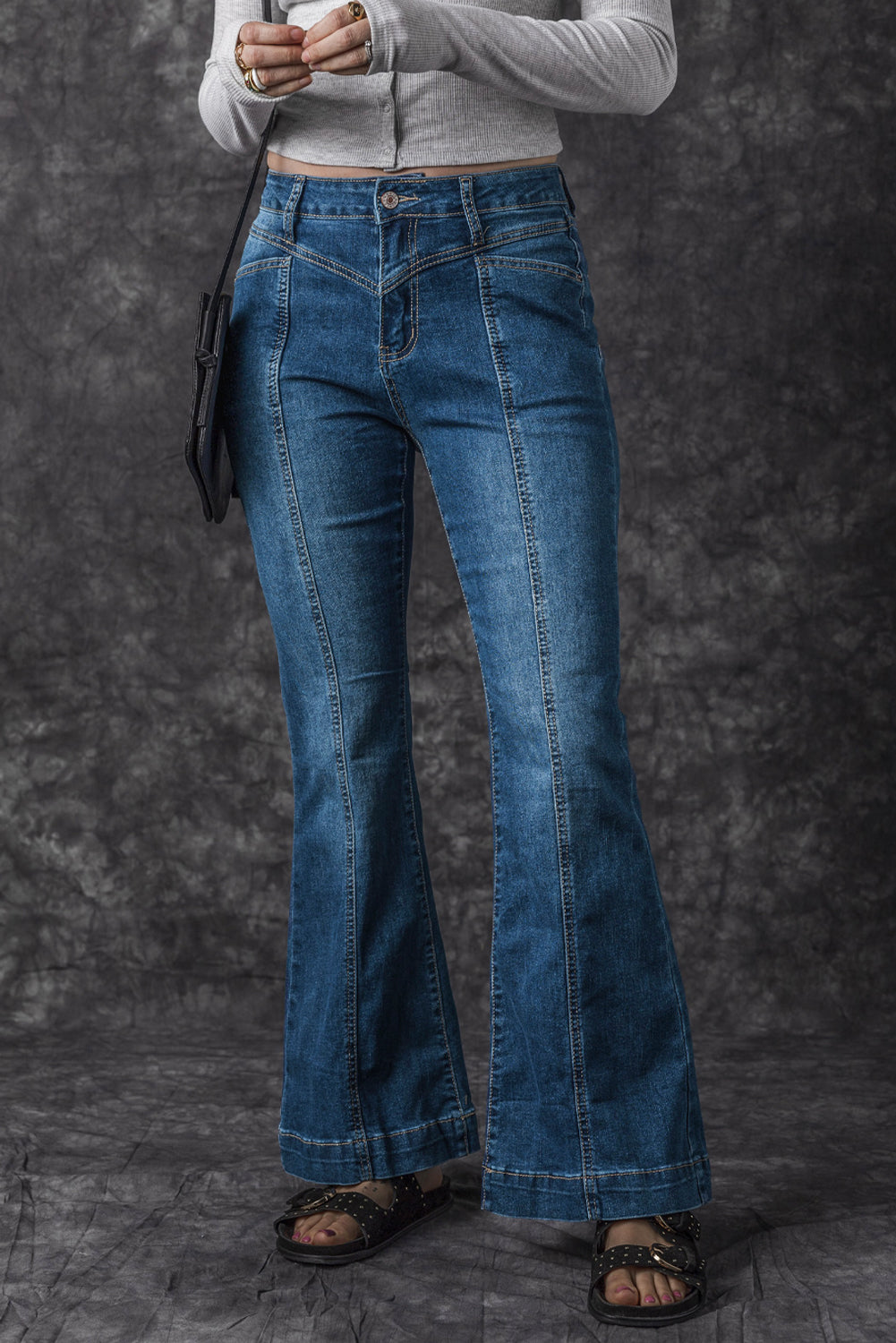 Blauwe zakflare-jeans met hoge taille en stiksels