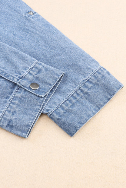 Hemelsblauw denim jack met oprolbare tabmouw en knoopsluiting met zak