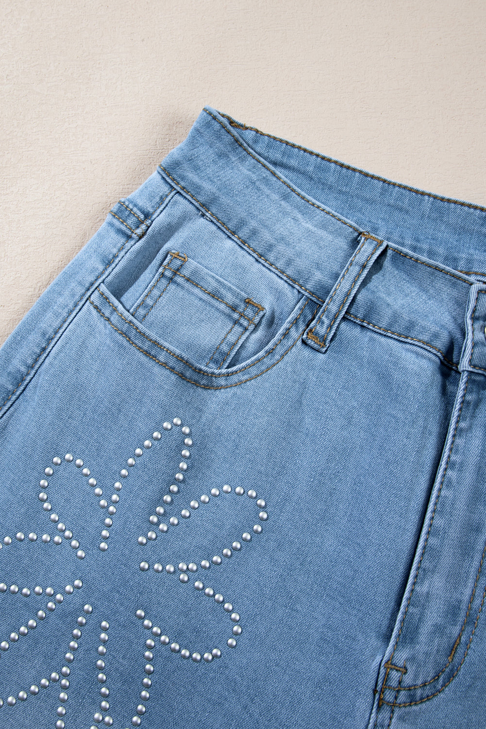 Lichtblauwe jeans met bloemen en strassdecor, hoge taille en wijde pijpen