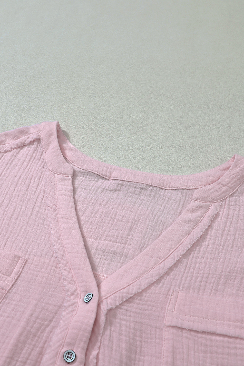 Roze gekreukelde henley-top met lange mouwen en split