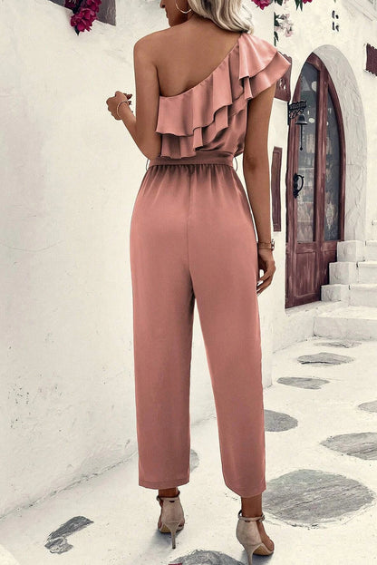 Stoffig roze jumpsuit met één schouder en ruches en riem