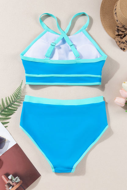 Blauwe bikini met contrasterende rand en gekruiste achterkant