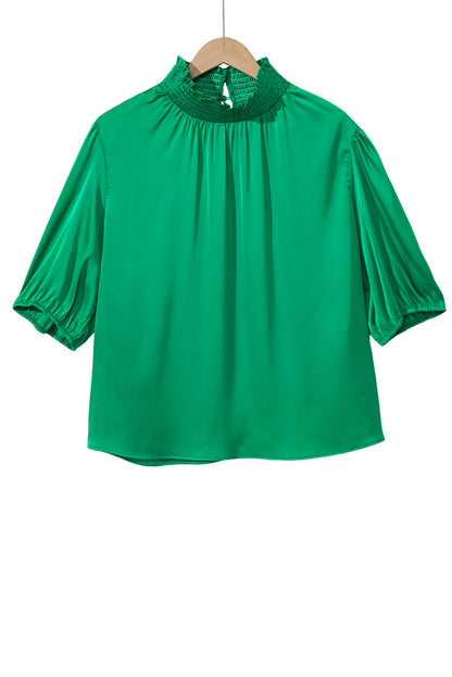 Zeegroene gesmokte blouse met hoge hals en pofmouwen in grote maten