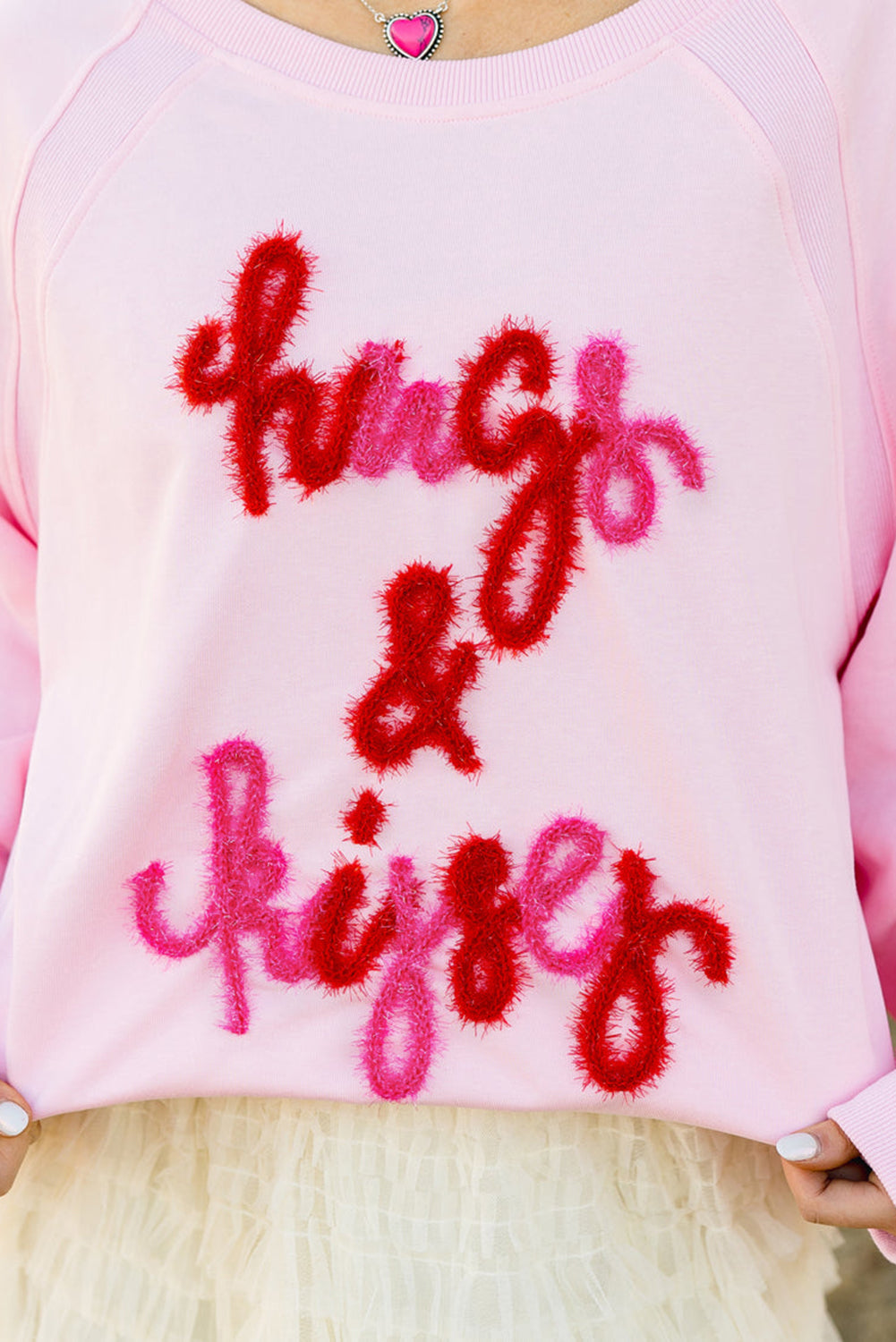 Roze knuffels en kusjes pop -up geborduurd raglan mouw sweatshirt