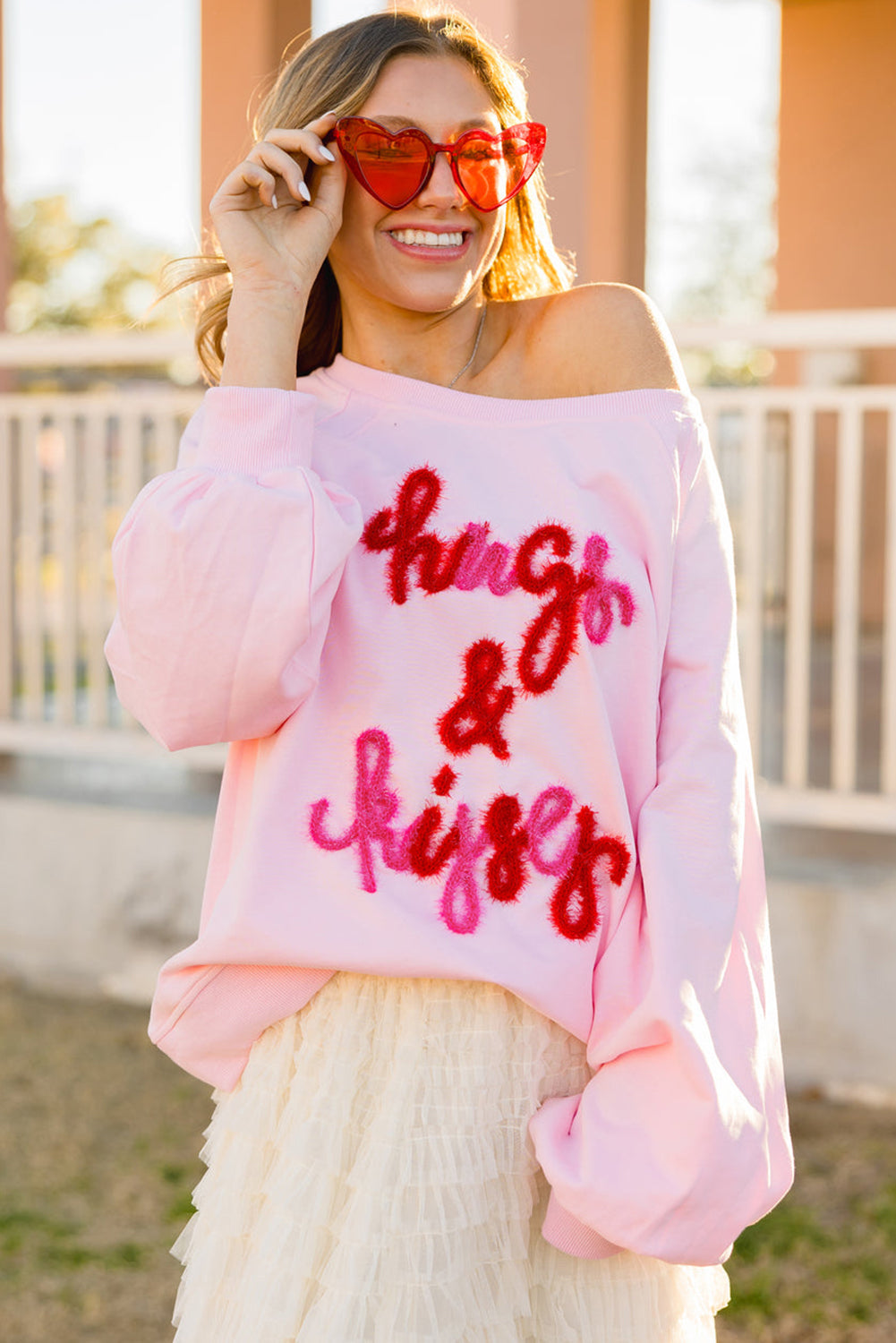 Roze knuffels en kusjes pop -up geborduurd raglan mouw sweatshirt