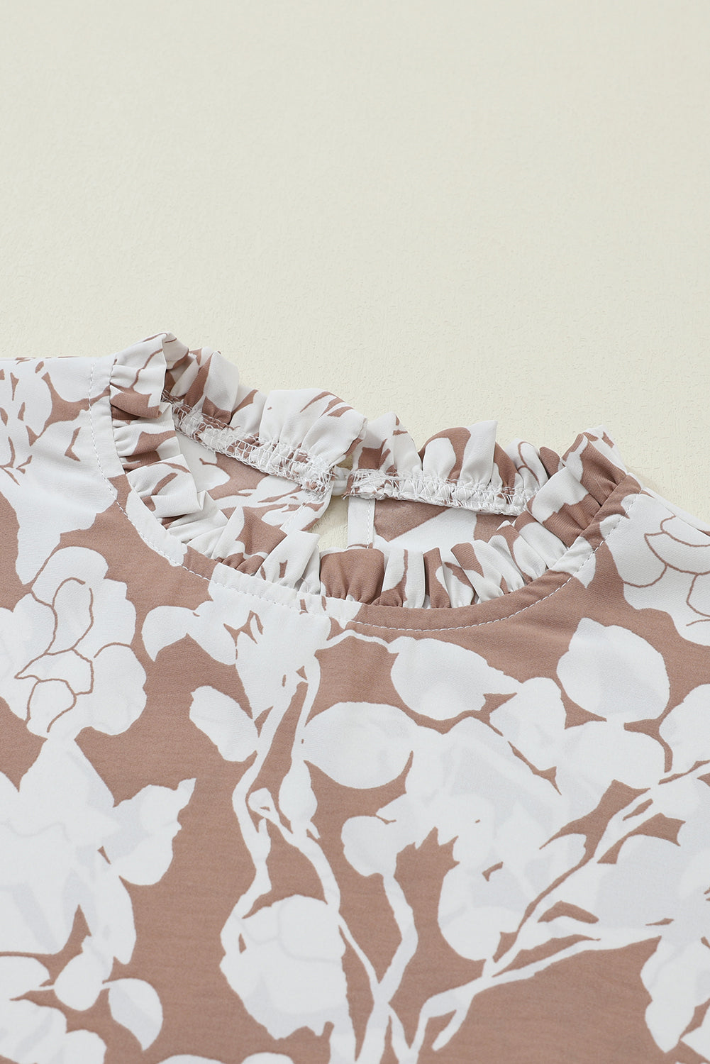 Licht Frans beige bloemenprint blouse met ruches aan de halslijn en volantmouwen