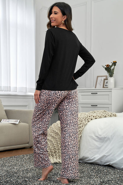 Loungeset met top met lange mouwen en broek met luipaardprint