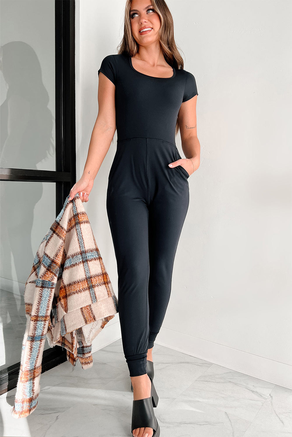 Zwarte Athleisure jumpsuit met korte mouwen en pocketjogger aan de onderkant