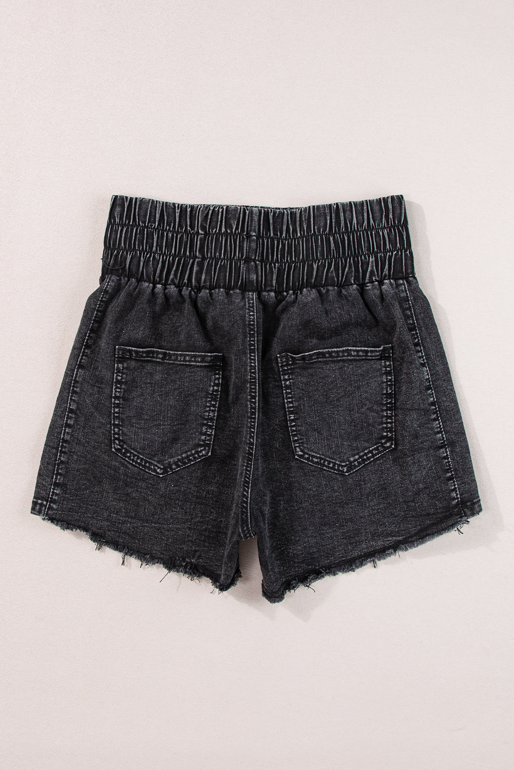 Zwart gesmokte jeansshort met hoge taille en minerale wassing