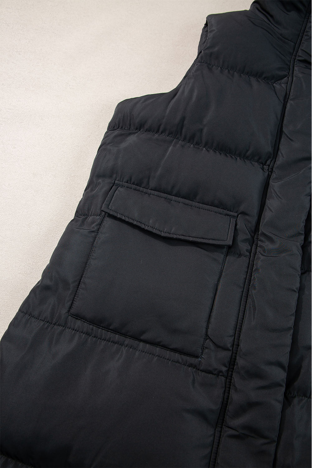 Zwarte winddichte longline Volledige zipper -puffervest met zakken