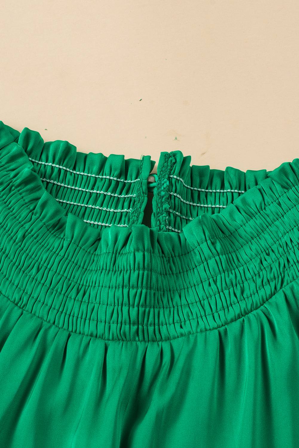 Zeegroene gesmokte blouse met hoge hals en pofmouwen in grote maten