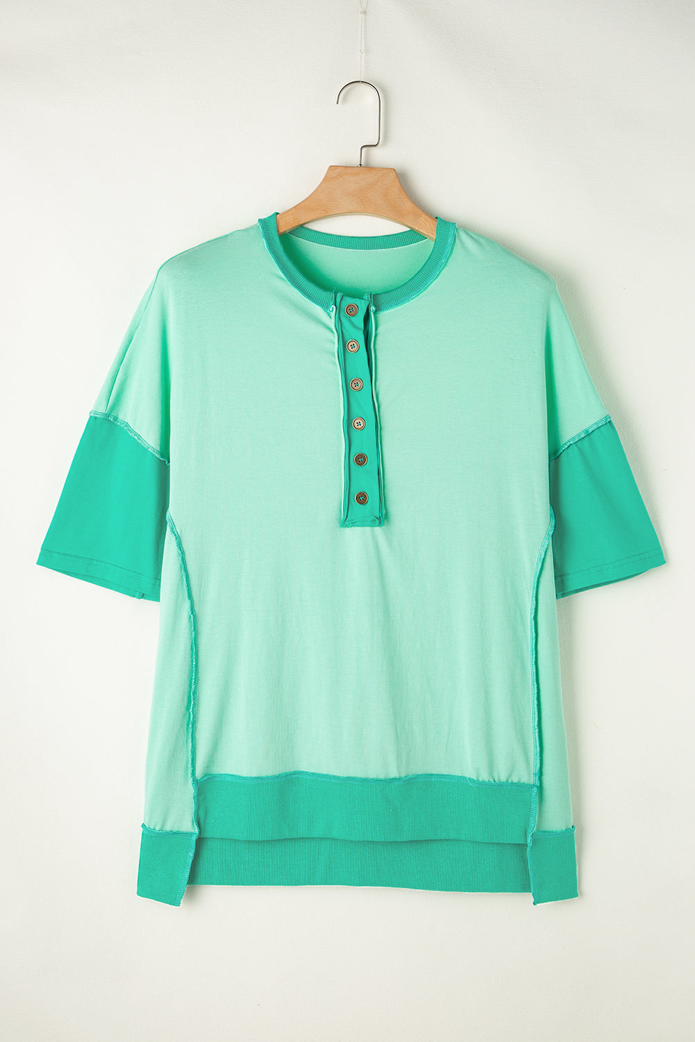 Felgroen contrasterend T-shirt met patchwork en halve knoop