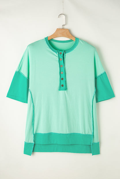 Felgroen contrasterend T-shirt met patchwork en halve knoop