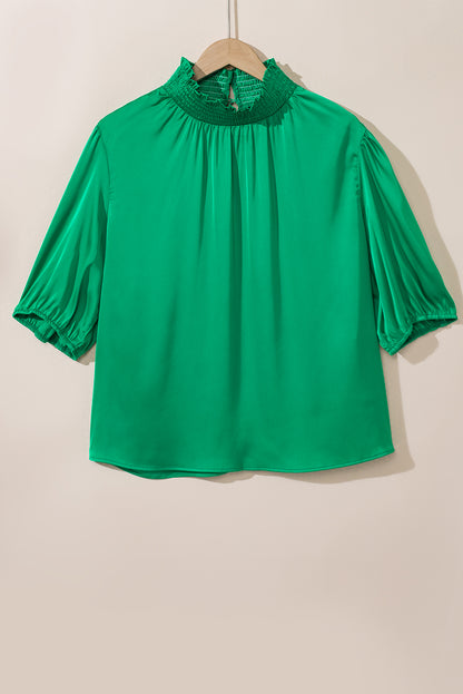 Zeegroene gesmokte blouse met hoge hals en pofmouwen in grote maten