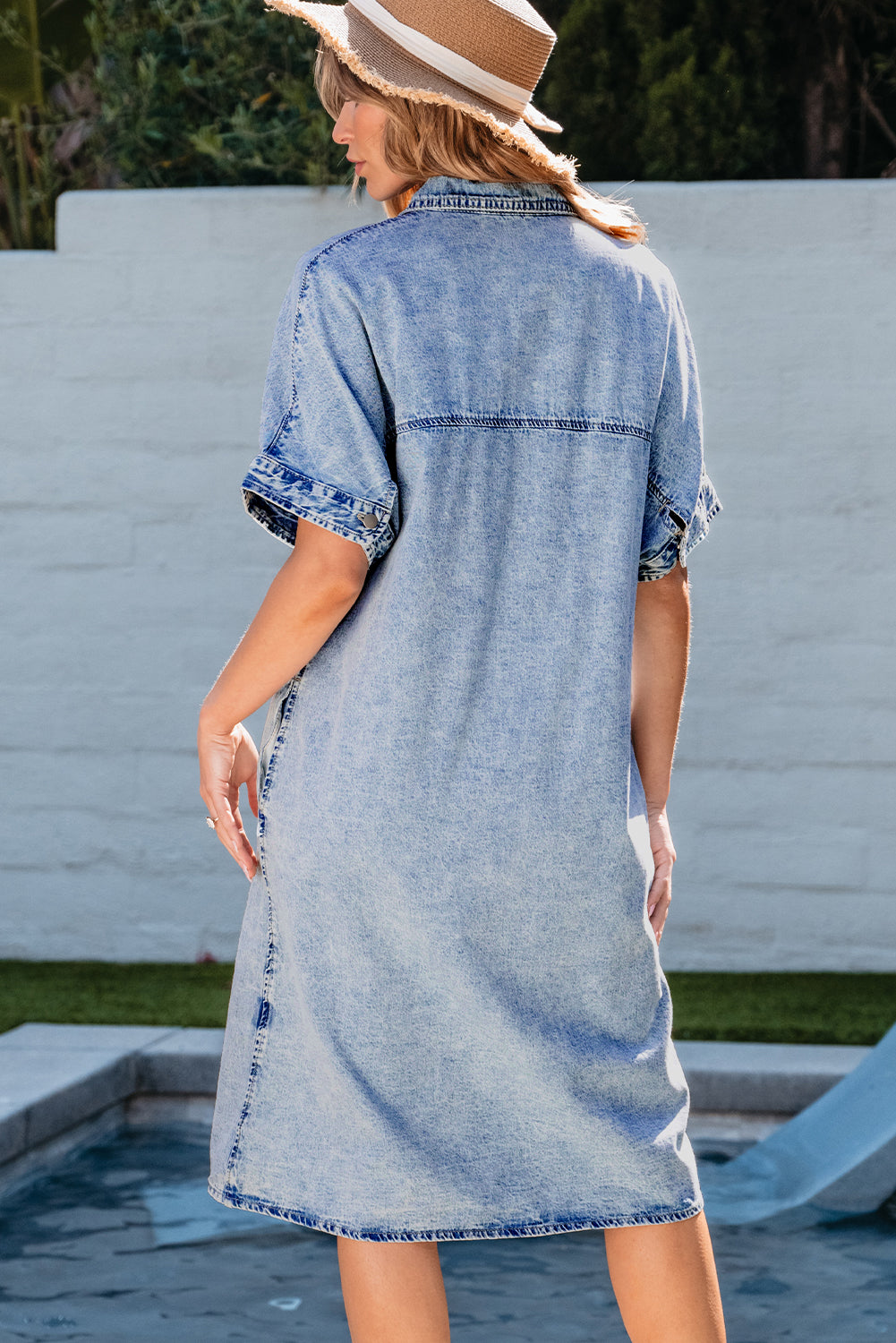 Lichtblauwe chambray-jurk met losse medium wassing en korte mouwen