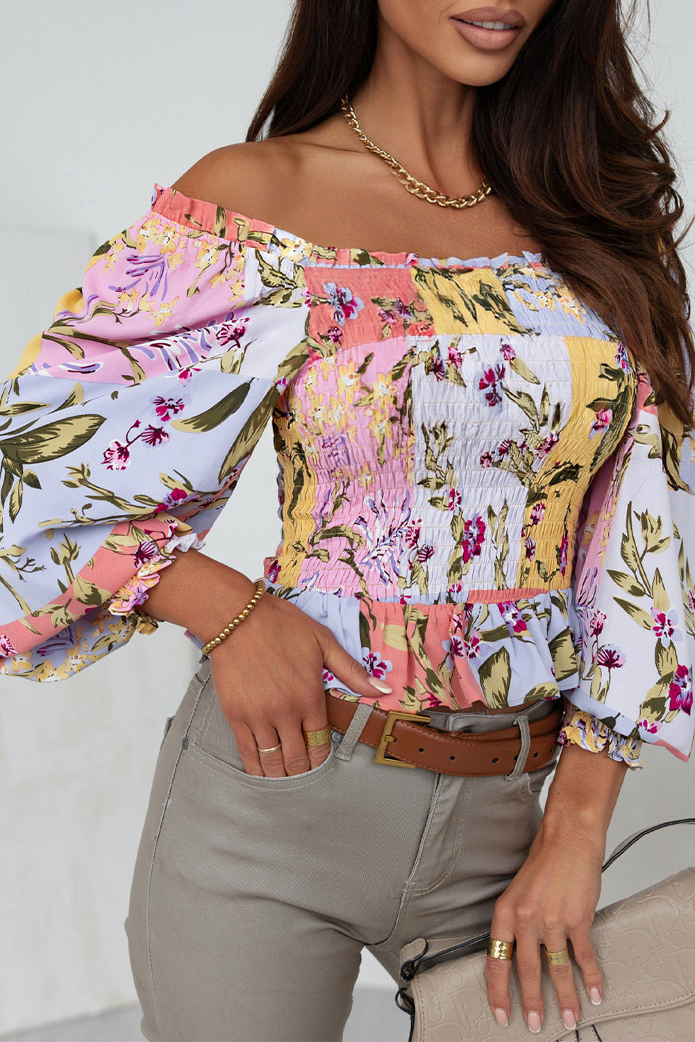 Veelkleurige blouse met gesmokte bloemen en ruches en vierkante hals