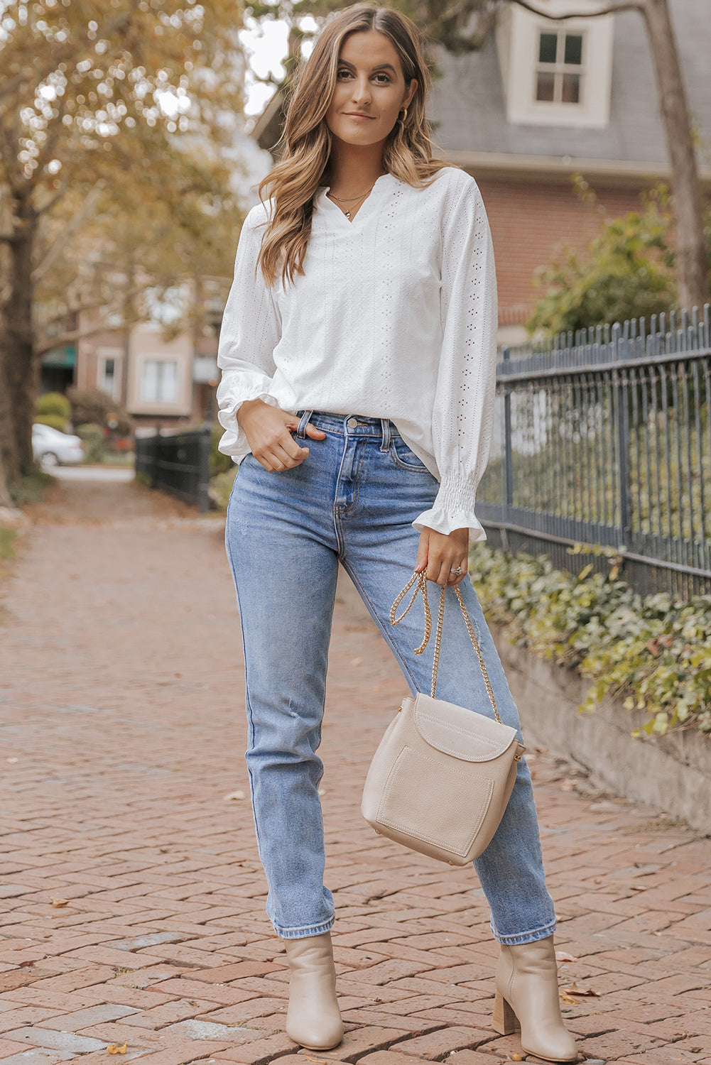 Witte losse blouse met splithals en textuur