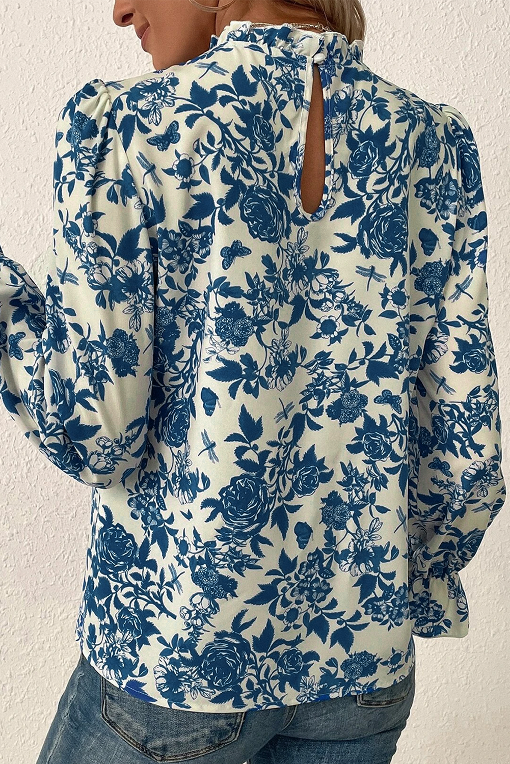 Blouse met bloemenprint, volantmouwen en sleutelgatrug in hemelsblauw