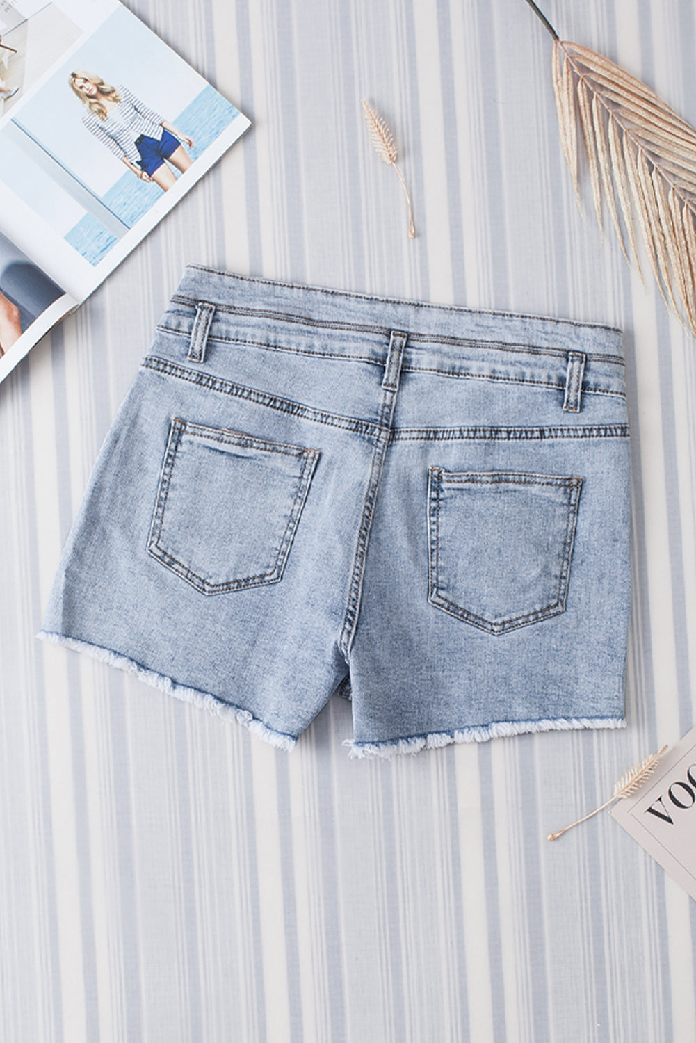 Hemelsblauwe denim shorts met diamanten studs in vintage wassing