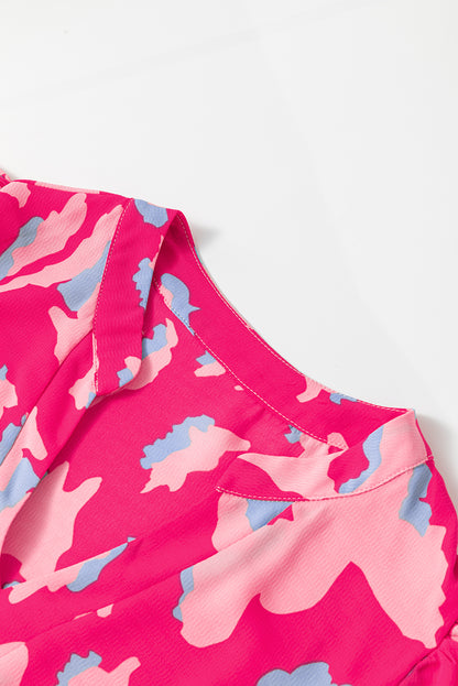 Roze gelaagde losse jurk met pofmouwen en korte mouwen met abstracte print