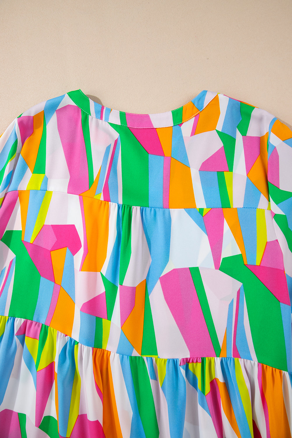 Multicolour plus -size levendige abstracte print gelaagde gegolfde mini -jurk