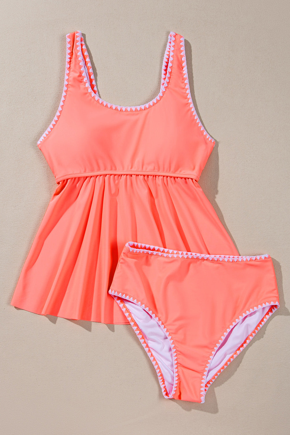 Tankini-badpak met frisse zalm en contrasterende rand met ruches en peplum-top